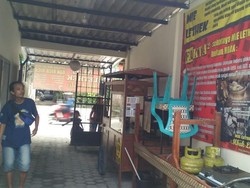 Viral Foto Warung Makan di Yogya Dilewati Pemotor, Begini Faktanya