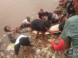 Mayat Wanita Ditemukan Mengapung di Kali Ciliwung