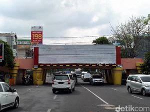 Reklame di Viaduk Kertajaya Bodong, Pemkot Surabaya: Bongkar Reklame di Viaduk Kertajaya Bodong, Pemkot Surabaya: Bongkar