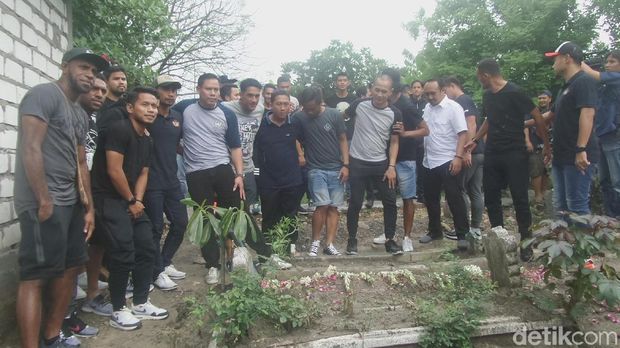 Sebelum bertanding, mereka berziarah ke makam Choirul Huda, Rabu (15/11/2017). 