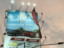 Agustinus Beraksi Lagi, Sudah 5 Hari Panjat Baliho di Semanggi