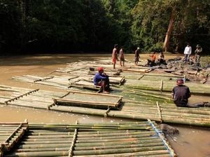 Sudah Coba Rafting dengan Bambu? Seru Habis!