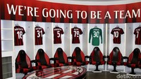 Ruang ganti tim AC Milan. Ruang ganti tim berjuluk i Rossoneri (Merah hitam), il Diavolo (Setan), atau Casciavit (bahasa Lombardia: obeng) itu didominasi warna merah. Were to be a team of devils, kalimat itu tertulis di atas 14 kursi pemain AC Milan.