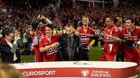 Seorang presenter dari Eurosport pun sampai jadi sasaran perayaan mereka. Dia disiram sampanye. (Foto: Clodagh Kilcoyne/REUTERS)