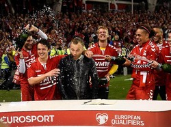 Seorang presenter dari Eurosport pun sampai jadi sasaran perayaan mereka. Dia disiram sampanye. (Foto: Clodagh Kilcoyne/REUTERS)