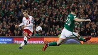 Hanya tiga menit dari gol pertama, Christian Eriksen menggandakan keunggulan Denmark. Langkah Irlandia pun makin berat. (Foto: Lee Smith/Action Images via Reuters)