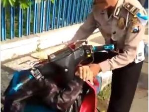 Terjaring Operasi Zebra, Bocah SMP Ini Nangis Sambil Peluk Motor Terjaring Operasi Zebra, Bocah SMP Ini Nangis Sambil Peluk Motor