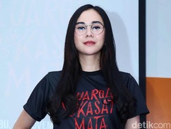 Beri Kejutan Ulang Tahun ke Pacar Bulenya, Aura Kasih Kasih Ciuman Mesra