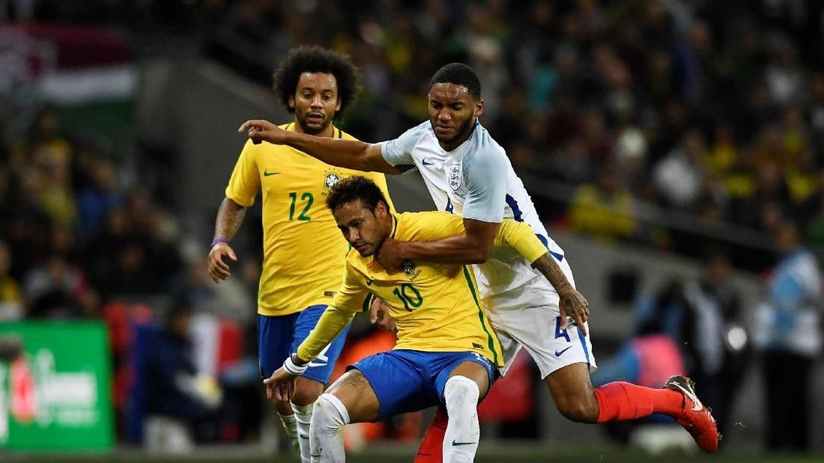 Bek Inggris Joe Gomez saat menghadapi Timnas Brasil (Dylan Martinez/Reuters)