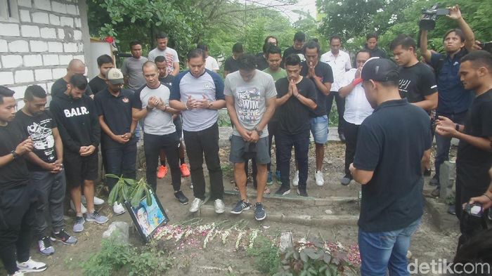 Para pemain dan mantan pemain berziarah ke makam Choirul Huda. (Eko Sudjarwo/detikSport) Para pemain dan mantan pemain berziarah ke makam Choirul Huda. (Eko Sudjarwo/detikSport)
