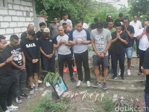 Jelang Tribute Match, Timnas All Star Ziarah ke Makam Choirul Huda Jelang Tribute Match, Timnas All Star Ziarah ke Makam Choirul Huda