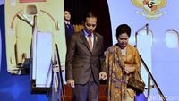 Foto: Mesranya Jokowi yang Gandeng Iriana Saat Tiba di Manado