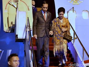 Foto: Mesranya Jokowi yang Gandeng Iriana Saat Tiba di Manado