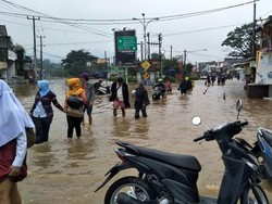 Banjir, Jalan Raya Dayeuhkolot Tak Bisa Ditembus Kendaraan