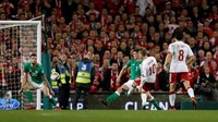Eriksen tampil cemerlang malam itu. Dia jadi sosok kunci yang membenamkan tuan rumah Irlandia. Ini adalah gol keduanya, sebuah sepakan terukur dengan kaki kiri yang bukan kaki dominannya. (Foto: Lee Smith/Action Images via Reuters)