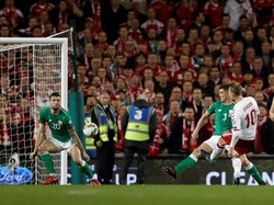 Eriksen tampil cemerlang malam itu. Dia jadi sosok kunci yang membenamkan tuan rumah Irlandia. Ini adalah gol keduanya, sebuah sepakan terukur dengan kaki kiri yang bukan kaki dominannya. (Foto: Lee Smith/Action Images via Reuters)