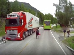 Ngeri, Bocah Ini Nyaris Tertabrak Truk Usai Turun dari Bus