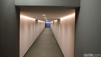 Dari ruang ganti, pengunjung akan diarahkan menyusuri lorong yang biasanya juga dilalui para pemain menuju lapangan pertandingan.