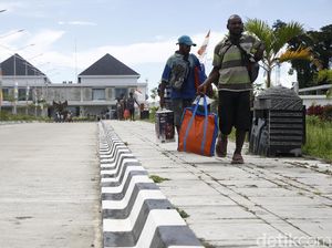 Kata Warga Perbatasan RI-Papua Nugini soal Dolar AS Rp 15.200 Kata Warga Perbatasan RI-Papua Nugini soal Dolar AS Rp 15.200
