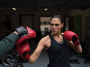 Wulan Guritno Hingga Gal Gadot, Artis Cantik yang Doyan Olahraga Bela Diri