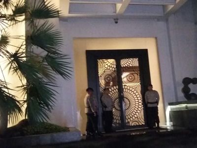 KPK Datang, Begini Ketatnya Pengawalan Polisi di Rumah Novanto