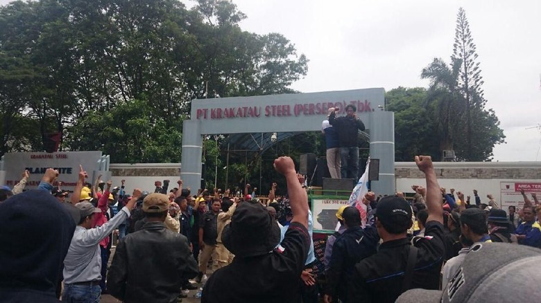 Ratusan Buruh Blokir Jalan Kawasan Industri Krakatau Steel