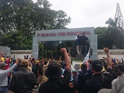 Ratusan Buruh Blokir Jalan Kawasan Industri Krakatau Steel