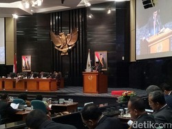 Anies Buka dan Tutup Pidato RAPBD 2018 di DPRD dengan Pantun