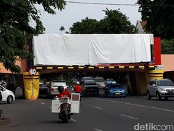 Pemkot Surabaya Diminta Tak Ragu Tertibkan Reklame Bodong
