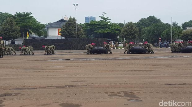 Parade Operasi Amfibi ditampilkan di Perayaan HUT Marinir ke-72