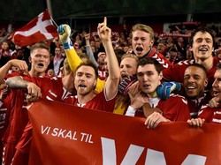 Skuat Denmark tak ketinggalan merayakan kelolosan bersama para penggemar yang sudah melakukan perjalanan ke Dublin. Selamat Denmark! (Foto: Clodagh Kilcoyne/REUTERS)