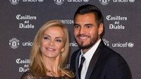 Sergio Romero didampingi oleh Eliana Guercio di acara United for UNICEF Gala Dinner (Paul Ellis/AFP)