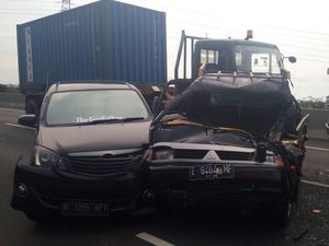 Tabrakan Beruntun Truk-Minibus di Tol Pelabuhan Priok, Lalin Macet