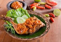 Sambal yang pedas dengan paduan ayam goreng.