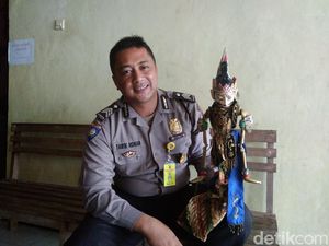 Polisi Garut yang Mahir Mendalang Banjir Tawaran Film dan Iklan Polisi Garut yang Mahir Mendalang Banjir Tawaran Film dan Iklan
