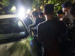 Brimob Kawal Belasan Penyidik KPK yang Keluar dari Rumah Novanto
