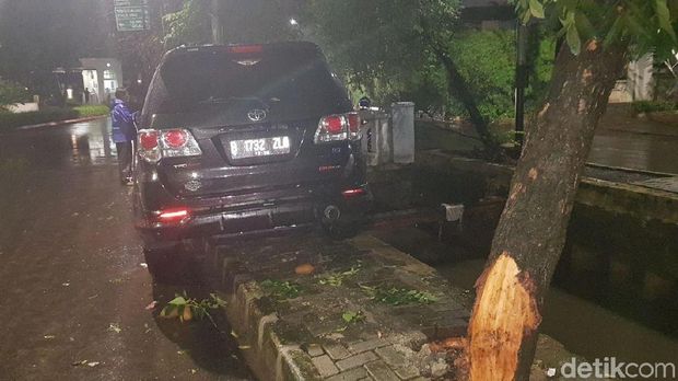 Mobil kemungkinan menabrak pohon dulu 