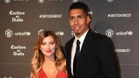 Pasnagan Chris Smalling, Sam Smalling, tampil menawan dengan dress merah bereblahan setinggi paha. (Paul Ellis/AFP)