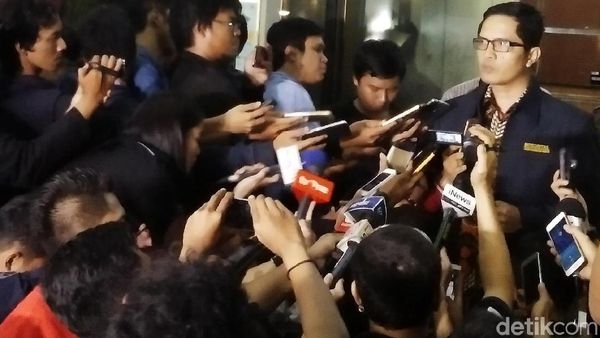 Foto: KPK Umumkan Surat Penangkapan Setya Novanto