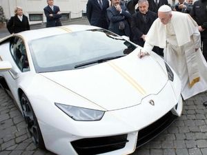 Kesederhanaan Paus Fransiskus: Dulu Tolak Lamborghini, Kini Naik Innova Zenix