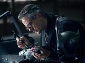 Gantikan Michael Caine, Bagaimana Jeremy Irons Perankan Alfred Asisten Batman? Gantikan Michael Caine, Bagaimana Jeremy Irons Perankan Alfred Asisten Batman?