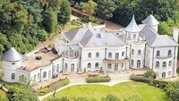 Bangunan besar yang dilengkapi bioskop, sauna, kolam renang, dan punya delapan kamar mandi ini merupakan milik Didier Drogba. Dia membelinya senilai 283,8 miliar.  (sportskeeda)