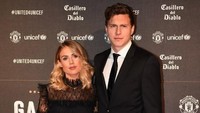 Bek MU Victor Lindelof didampingi pasangan Maja Nilsson berpose di red carpet saat menghadiri United for UNICEF Gala Dinner di Old Trafford. (Paul Ellis/AFP)