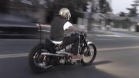 Tak cuma siang, Beckham juga berkendara dengan motornya di malam hari. Foto: Instagram @davidbeckham
