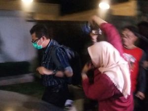Bawa Tas, Seorang Penyidik KPK Keluar dari Rumah Setya Novanto Bawa Tas, Seorang Penyidik KPK Keluar dari Rumah Setya Novanto