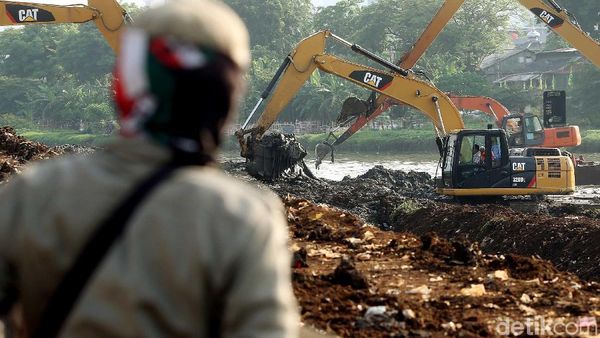 Kerja Keras Mengembalikan Fungsi Kanal Banjir Barat