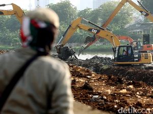 Kerja Keras Mengembalikan Fungsi Kanal Banjir Barat Kerja Keras Mengembalikan Fungsi Kanal Banjir Barat