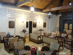 Berburu Batik Murah Sambil Ngopi Cantik? Jalan Kauman Solo Tempatnya