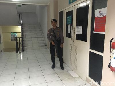 Pintu Depan Kamar Novanto di RS Medika Dijaga Polisi Bersenjata