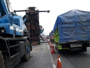 Tol Cikampek Macet Imbas Rambu Jatuh, Contraflow Diberlakukan